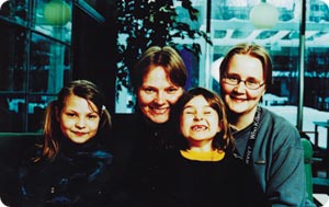 Kaksi naista ja neljä beibiä eli Salla, Kirsi, Nilla ja Anu. Kuvasta puuttuvat Joonas ja Sami.