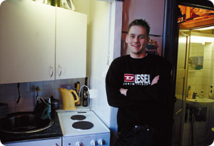 Antin keittiössä on jääkaappi ja pakastin, ja niiden alla pesukone. Lisäksi keittiössä on kaksi astiakaappia, allas, hella ja sähkölevy. Mikroaaltouuni on ikkunalaudalla.