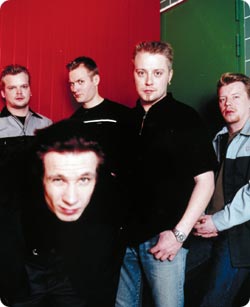 YUPin Jarkko Martikaisella (iso naama) on sanoma. Kuunnellaan.