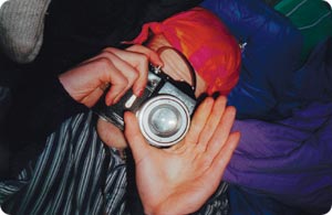 Aktivisti Milan Paxall zoomaa. Kamera on aktivistituristin ase, jolla pyritään tallentamaan arkaluontoisia todisteita.