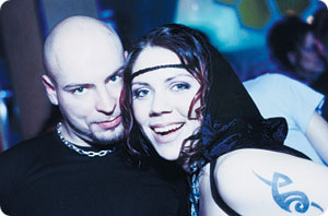 Ole Hiltunen ja Pussy-teamin jäsen Olga Poppius Pussy-klubilla. Ole Hiltunen klubbaa neljä kertaa viikossa.