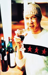 Sikarilaatikkomainen, nahkainen, viipyvä. Viinijargon on sitä, mitä sylki suuhun tuo.