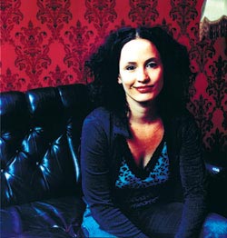 Maija Vilkkumaalla on kiireinen vappu: ensin radio Cityn syntymäpäiville, sitten teekkareiden juhliin Dipoliin.