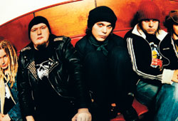 HIM kesän toisella Suomen-keikallaan Ankkarockissa.