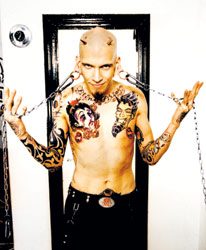 Lassi tekee työkseen mm. arpitatuointeja. Hänellä on alhainen kipukynnys. Kuva: Ari-Pekka Rautiainen.