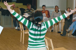 Artistikoulun jatkolinjalla tuotetaan musikaali. Jaana esittää reiki-parantajaa.