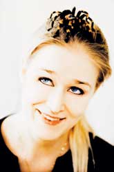 Camilla esittelee punapolvikoirasta nimeltä Octo.