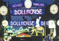 Reberbahnin poikkikatu Große Freiheit. Ennen se oli “kunniallisilta naisilta” kielletty.