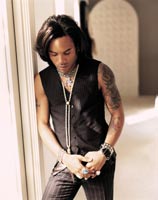 Lenny Kravitz pukeutui edellisellä kiertueellaan Versacen suunnittelemiin esiintymisasuihin.