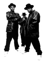 Run DMC aloitti Superstar-villityksen My Adidas-biisillään. ”Me lauloimme My Adidas, koska pidimme kengistä.” kertoo D.M.C, koko sirkuksen aloittaneesta Run D.M.C:stä. ”Nykyään brändinimiä tiputellaan vain sen puhelinsoiton takia.&#