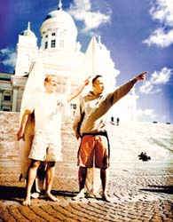 Nupit kaakkoon. Anssi Kauppila painuu kesäkuussa Indonesian saarelleen lainelautailemaan, Sakari Liljeblad seuraa perässä myöhemmin. Haluatko mukaan?