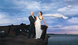 Oululaiset Sanna ja Tommi viettivät häitään viime vuoden elokuussa. Takana oli neljä seurusteluvuotta. Edessä lapsihanke. Sannan ja Tommin hääkuvan otti vuoden muotokuvaaja Reijo Koirikivi Studio P.S.V.:stä. Sannaa ja Tommia ei ole haastateltu artikk