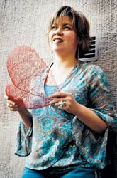 Maria Jauhiainen valmistui Lahden Muotoiluinstituutista hopeasepäksi ja jatkoi sieltä seitsemän vuotta sitten Lontooseen Royal College of Artiin. Hän valmistui maisteriksi neljä vuotta sitten.