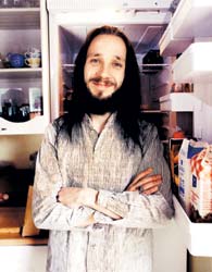 Yhdistynyt urbaani puoskari ja luomisvimmainen muusikko kotiutui maalle. ”Ne harvat kerrat kun syön ulkona, menen Kynsilaukkaan, Konstan Möljään tai Ilvekseen.”