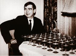 Pentti Saarikoski virvokkeiden ääressä kustantajan pikkujouluissa vuonna 1965.