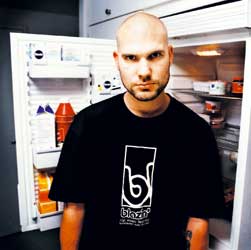 “Jos rahat on vähissä, ihmeitä syntyy hyvästä seurasta, pastasta, tomaattimurskasta, valkosipulista ja paketista metukkaa.”