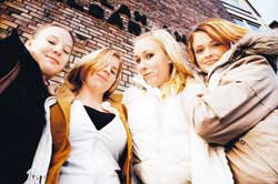 IHAN oikea ammatti kiikarissa. Verhoilijaopiskelijat Piia, Elli, Nea ja Marianne edustavat Vallilan ammattikoulun girl-poweria.