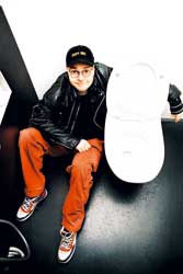 Toimittajaohjaaja Kim Finn vierailee viemäreissä tässä lehdessä. Kuvassa Finn esittelee sisäänkäyntiä.