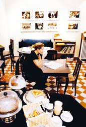 Café photossa kahvitellaan viidessätoista asiakaspaikassa.