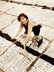 Vesi-spinningissä pyörä on paiskattu uima-altaan pohjalle.