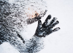 Lääketieteen tohtori Marja Mikkelsson neuvoo käyttämään kylmähoitoa myös kipeytyneisiin hartioihin. Esimerkiksi jääpalahieronta voi auttaa.