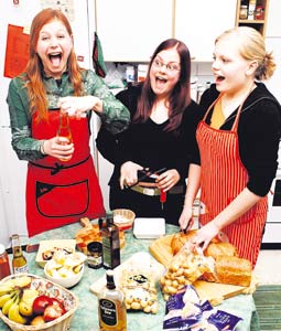 Kuvataidekoulun kurssisihteeri Mirkka: “Maku on tärkeintä.” Kuvassa Mirkka, Milla ja Maija.