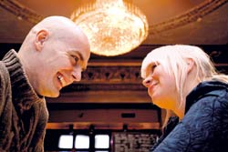 Mikä Jarkko Vikbergiä ja Paola Suhosta naurattaa? Onhan pirun kallista ostaa ravintola tai seisottaa rahoja kuukausitolkulla kankaissa.