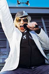 “Olin juontamassa Suomipopin synttäreillä illan viimeistä artistia lavalle ja pidin sen verran pitkät kiitospuheet, että unohdin kuka lavalle on tulossa. Onneksi sanoin, että viimeinen mies ei esittelyjä kaipaa, joten eipä hän niitä saanutkaan&