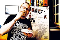 “Suklaa on ystävä. Sen voi kutsua kylään mutta se pitää lähettää ajoissa himaan. Newyorkilaisen Williams-Sonoman Molten Chocolate Cake Mixistä syntyy maailman paras suklaakakku.”