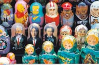 Pietarissa on paljon myyntikojuja. Matushka-nuken lisäksi turistien vakiotuliaisiin kuuluu puna-armeija-kama.