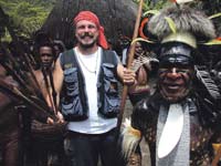 Riku ja Dani Korowai-viidakosta terve.