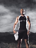 Satasen olympiavoittaja Maurice Green mannekeeraa Adidaksen ja Polarin älyvaatteita. Yksi mittari keskellä rintaa, toinen kengänpohjassa.