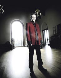 HIMin uusi albumi äänitettiin Los Angelesin Silverlakessa sijaitsevassa kartanossa, jonka öljymiljonääri rakensi oopperalaulua harrastavalle tytölleen 20-luvulla. Ville kartanossa, valo takana.