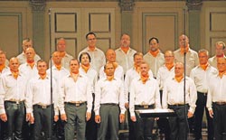 Tukholman homokuoro panee parastaan. Mustasukkaisuusdraamojen välttämiseksi kuoroa johtaa nainen.