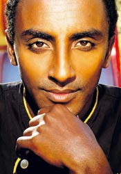 Kokki Marcus Samuelsson, People Magazinen tavoitelluimmat poikamiehet -listan sijalla 5.