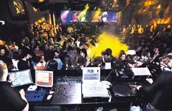 Studio 51:n äänentoistossa on potkua, vähän liikaakin. Musiikkia voi soittaa vain 30 prosentin teholla.