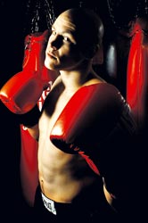 Juho Tolppola on yrittänyt Guinnessin ennätystenkirjaan lyömällä vuorokauden putkeen nyrkkeilysäkkiä.