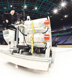 Mies ja paholainen. 37-vuotias Erno Raekumpu on ajanut jäänhoitokonetta Hartwall Areenalla vuodesta 1997.