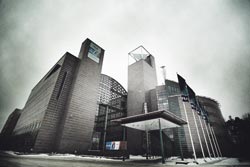 Puolueettomuus on vaikea laji, vaikka alla on iso kone ja kansan kukkaro.