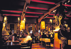 Neuvostoliitto elää vielä Belfastissa. Northern Whig -ravintolan asiakkaat viihtyvät neuvostopropagandaveistosten varjossa.