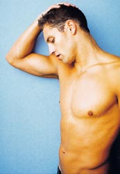 Työasussa vain 0,10 neliötä kangasta. Uimahyppääjä Joona Puhakka on mielestänne Suomen kolmanneksi kuumin miesurheilija.