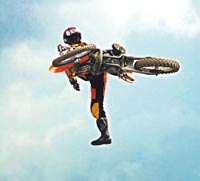 Näin lentää moottoripyörä. Ja sen perässä FMX-ammattilainen Jussi Seljas.