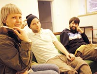 Myymälä2:n possesta Suvi Saloniemi, Fredrik Kuhlefelt ja Gareth Hayes.