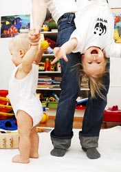 Naistutkijan näkemys kotirouvuudesta: mies ostaa itselleen vapautta ja naiselle lomaa ansiotyöstä.