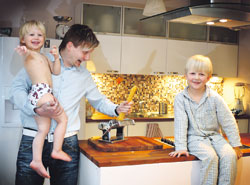 Slow antaa Nikolle ja Niklakselle nopean pastakoneen käyttötunnin.