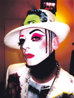 LOVE BOAT -homoristeilyllä esiintyy Boy George.