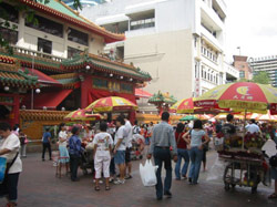 Ja kukaan heistä ei polta. Julkisesta tupakoinnista saa 500 singaporen dollarin sakot.