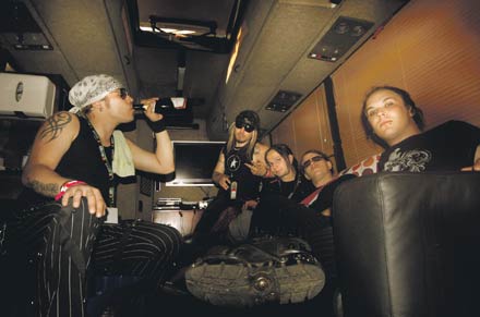 “Me ollaan saatu liian hieno keikkabussi. Nahkasohva on sellaista luksusta, että melkein hävettää myöntää sen olemassaolo”, Uniklubin Teemu arvioi bändin keikkabussia.