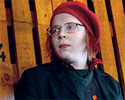 Nälkätaiteilijan keittokirjassa valmistetaan muun muassa turkkilaita linssikeittoa ja alakerran kervisten yöttömän yön omelettia. Kaikissa resepteissä on kustannusarvio.