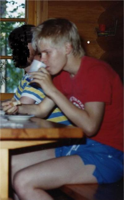 Toni-Poni yläasteiässä with tädin mies, aina nälkä ja koko ajan jano..